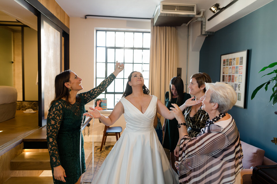 Ιδανική προετοιμασία νύφης Wedding Art Destination Photographer in Greece available worldwide