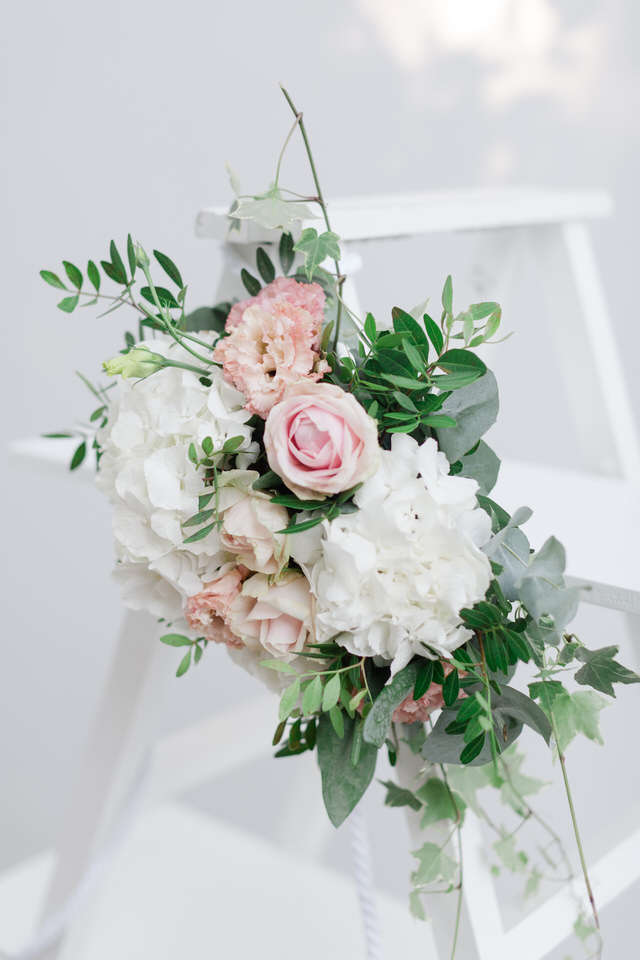 Wedding Flowers: What Brides Should KnowHow much does cost a wedding in Greece? best wedding details at church